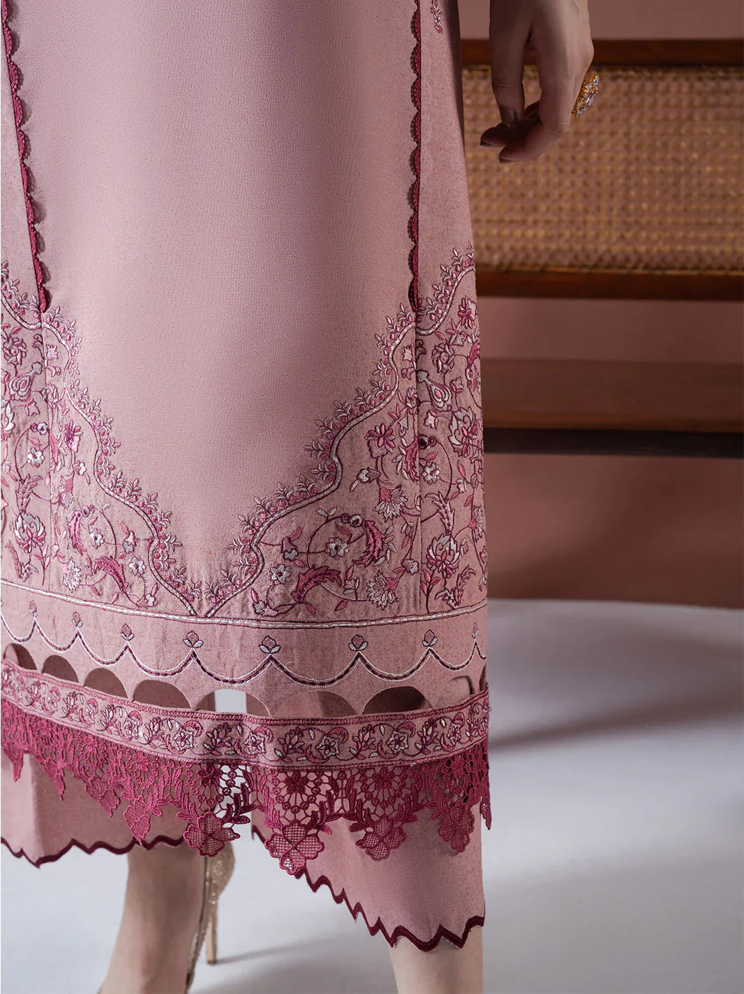 Rp3384- Asim Jofa - Winter 3PC Dhanak Embroidered Suit