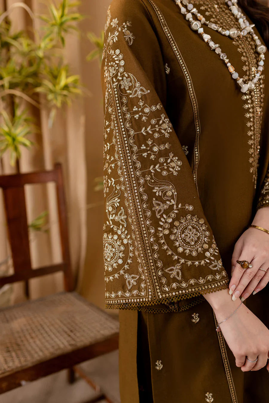 RP3373-Batik - Winter 2PC Dhanak Embroidered Suit