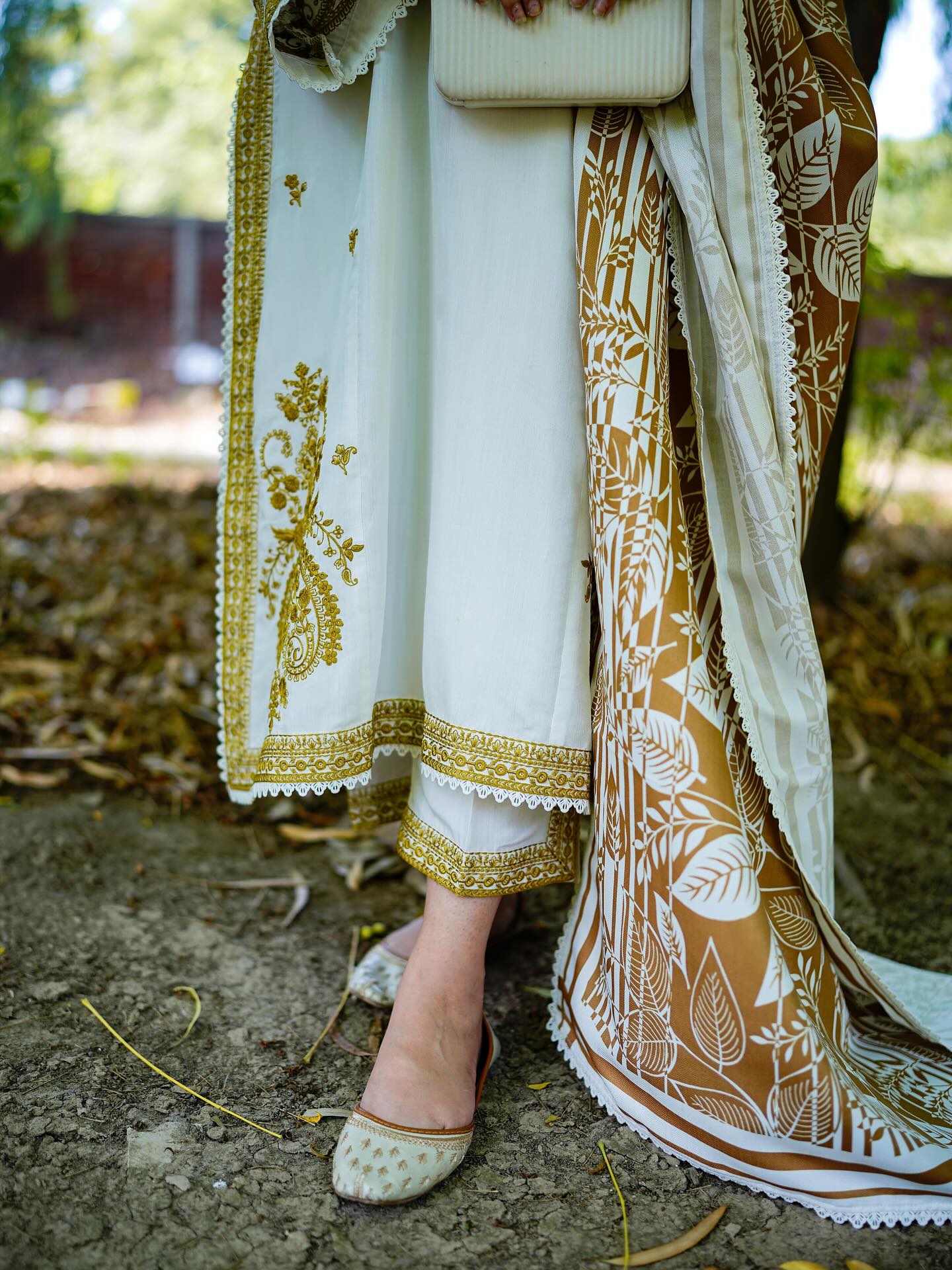 Rp33105 -izel - Winter 3PC Dhanak Embroidered Suit