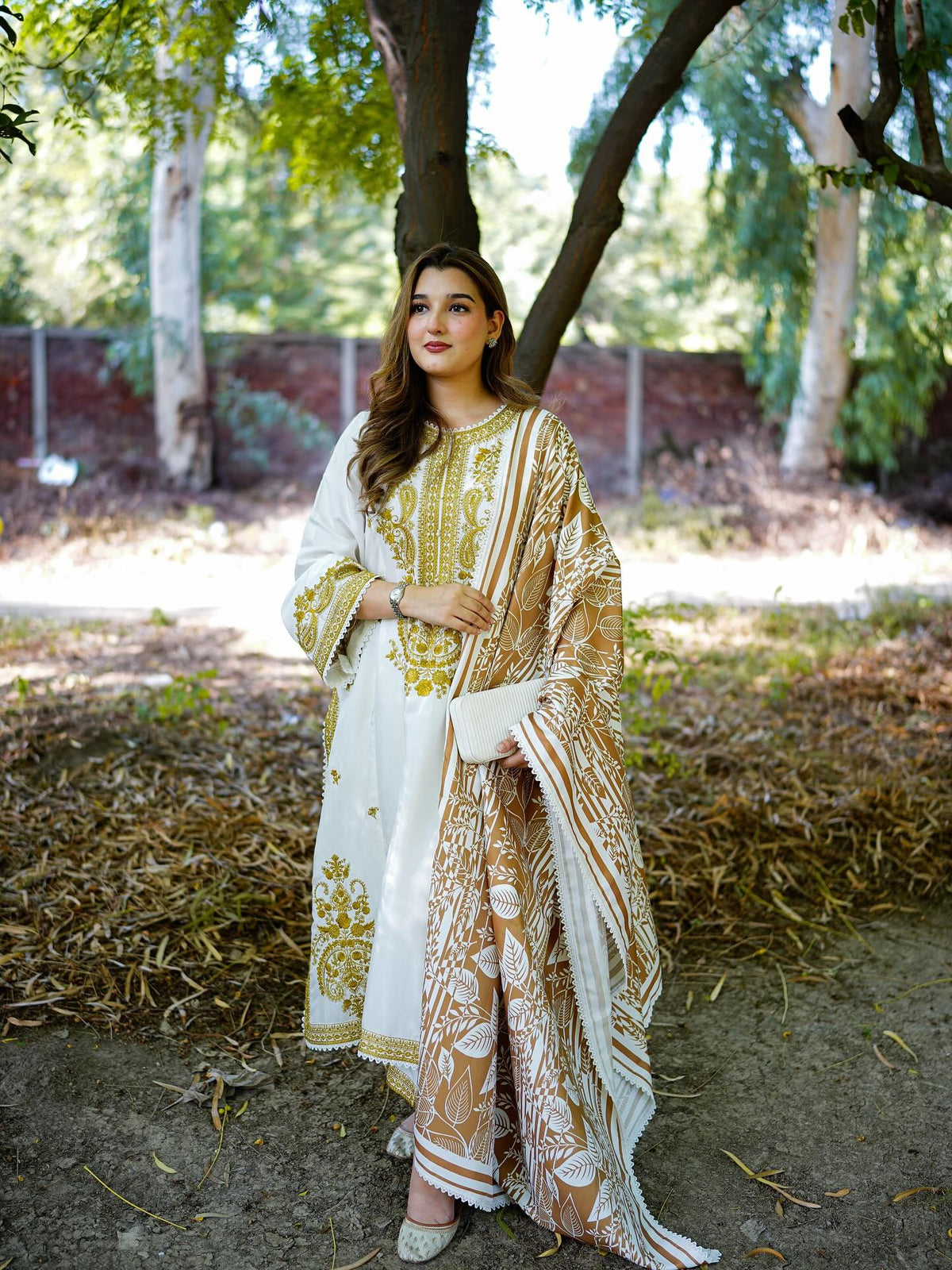 Rp33105 -izel - Winter 3PC Dhanak Embroidered Suit