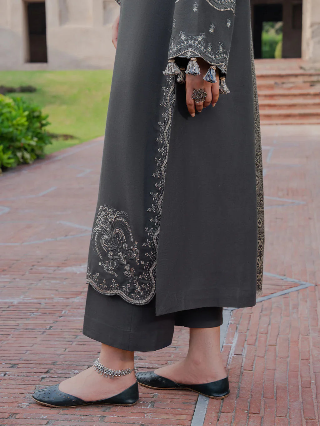 Rp33112-izel - Winter 3PC Dhanak Embroidered Suit