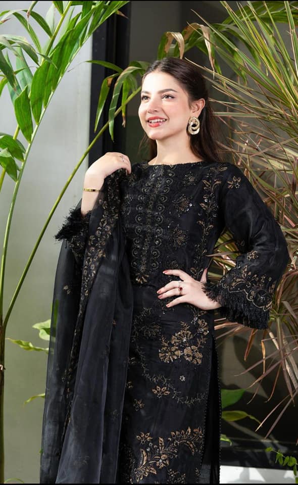 Rp515-NISA -WINTER 3PC Khaddar Embroidered Shirt With Chiffon Embroidered Dupatta